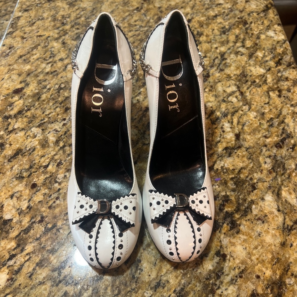 Christian Dior bow front white and black pumps 37